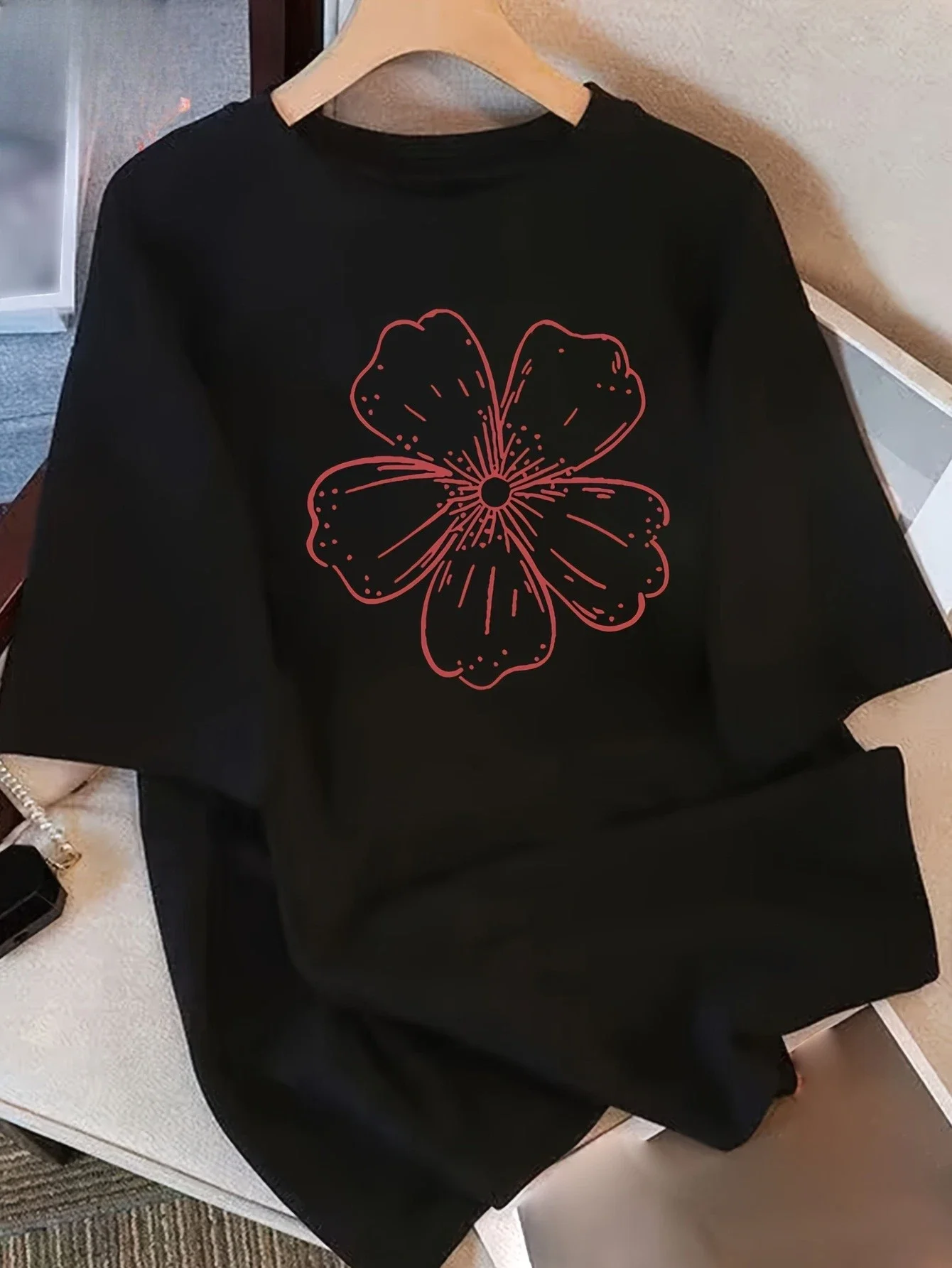 Women's Red and Black Floral Print T-shirt, Soft and Casual, Suitable for Everyday Wear, Round Neck, Short Sleeves, Comfortable.