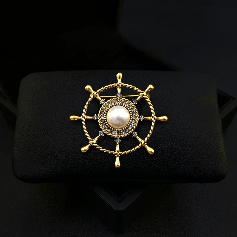 

1982 High-End Retro Court Style Sailing Steering Brooch Luxury Men's Suit Corsage Neckline Pin Clothes Accessories Pearl Jewelry