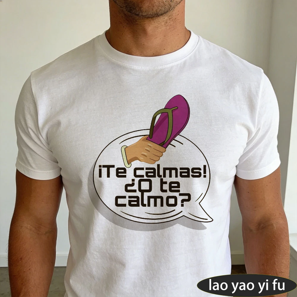 Camiseta de algodón para hombre con estampado de mano sosteniendo chanclas y burbuja de texto con cita en español, texto latino divertido, estilo urbano moderno, top informal diario de verano