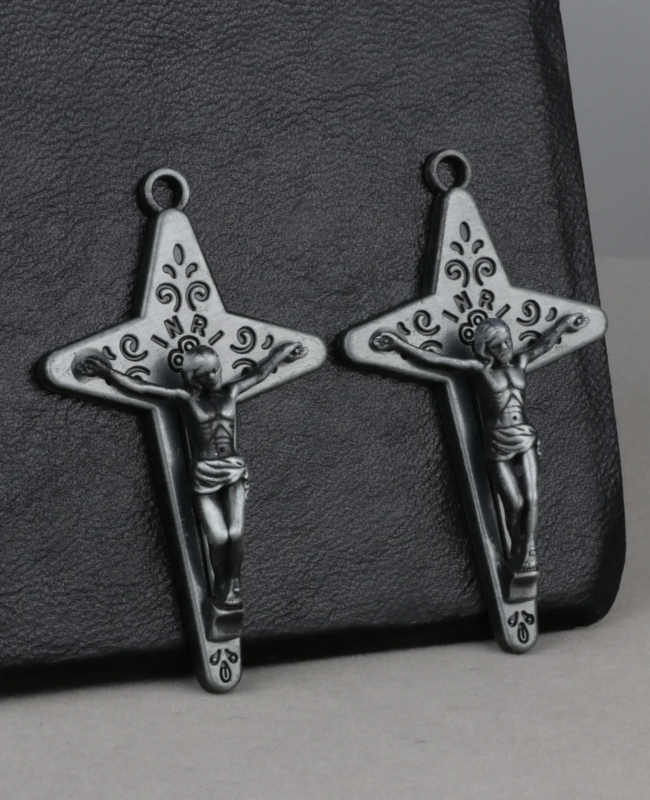 2Pcs/Lot 2 Colors Antique Brass Color Grey Gyronny Cross INRI Crucifixion Pendant Charms for DIY Rosary Chaplet Necklace Parts