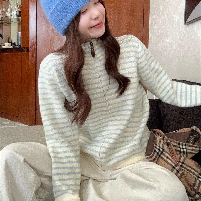 

Корейский шикарный свитер на молнии с длинным рукавом, вязаный, женский, весенне-осенний, в полоску, элегантный дизайн, облегающий, универсальный, шикарный топ со воротником-стойкой