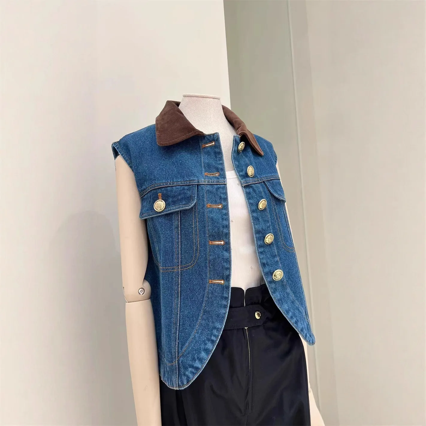 

2025 Autumn French Niche Retro Color-Blocking Collared Sleeveless Denim Vest – A Versatile Wardrobe Essential