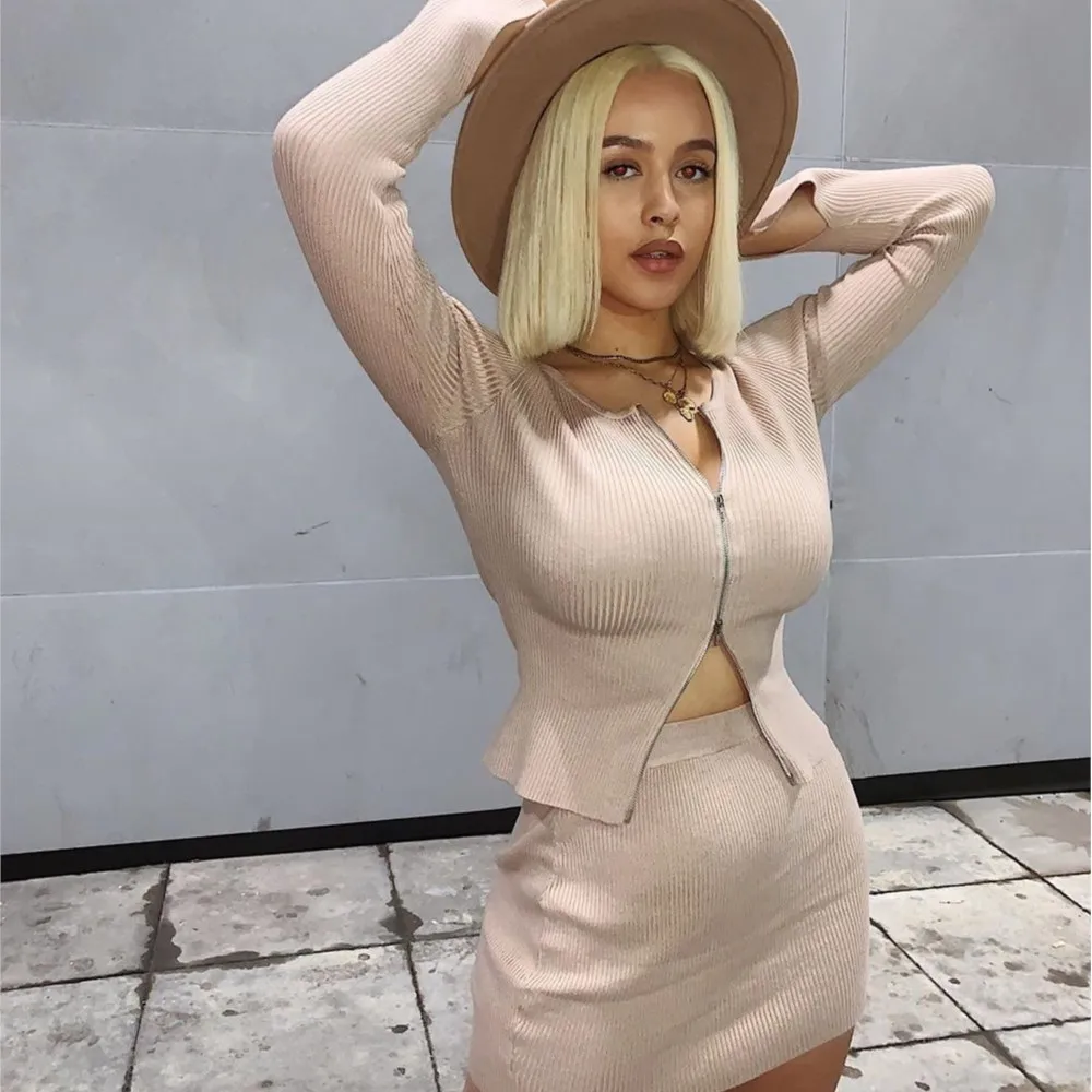 

Сплошной цвет, новые комплекты в тон, облегающие комплекты из двух предметов, комплект из двух предметов для женщин, ажурный топ, мини-юбки с длинными рукавами, сексуальные