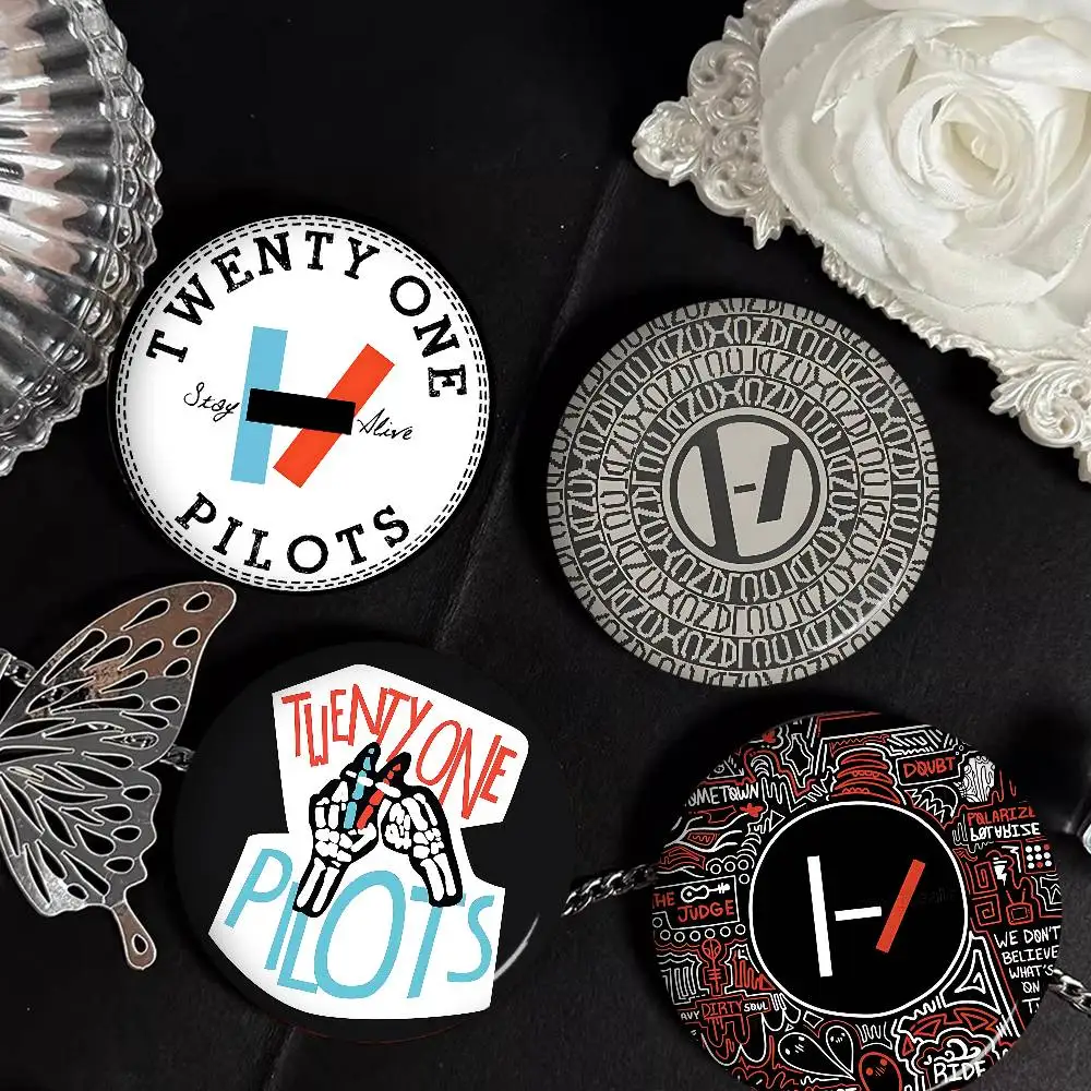 Popular T-Twenty One Pilots Band Handmade Pin Round Funny Snap-in Brooches for Backpack Cothes Accessories Badge Hat Decoration