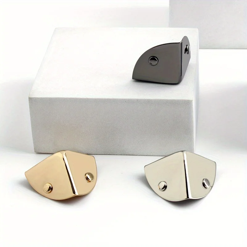4 個の金属三角コーナー保護バックルレザークラフト財布フリップハンドバッグブックアルバム DIY ハードウェアアクセサリーに適しています
