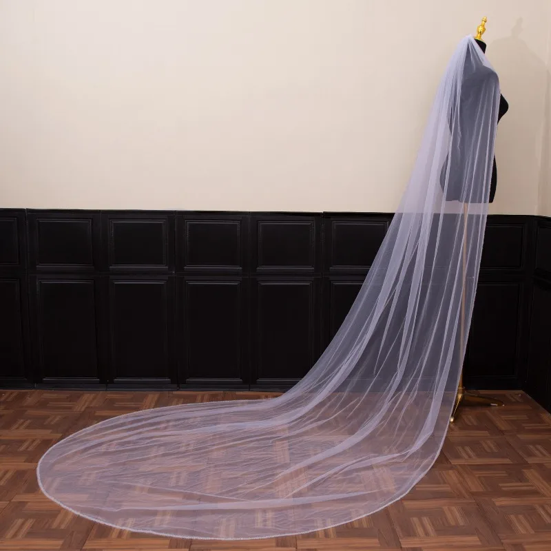 فستان زفاف راقي مطرز يدويًا وإكسسوارات شعر الزفاف وحجاب الزفاف