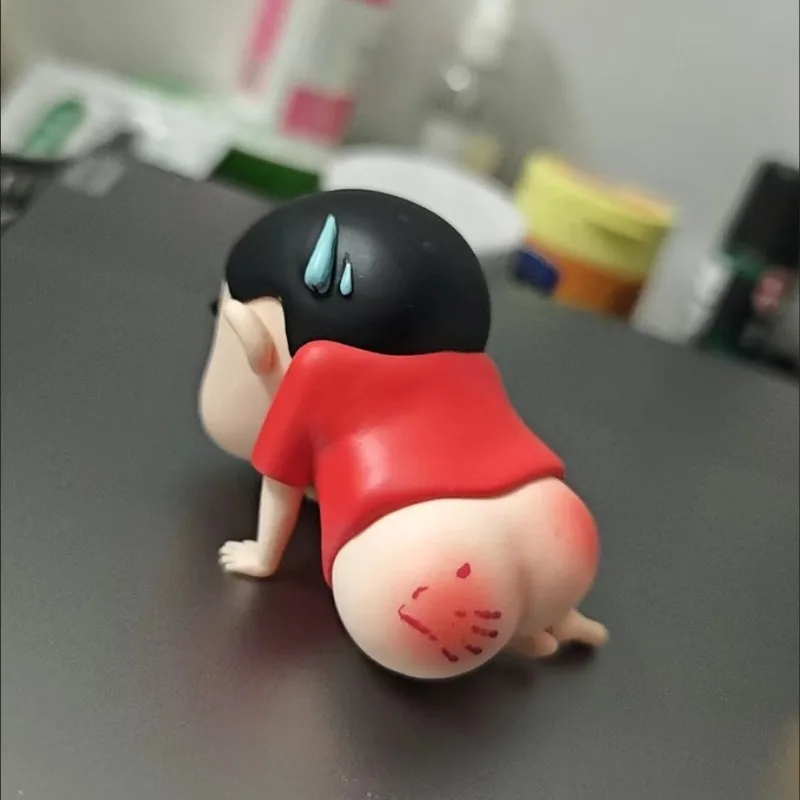 Kredka Shin-chan Ass Figurka akcji Model Zabawka Kreskówka Ozdoba na biurko Dekoracja Wnętrze samochodu Figurka Anime Lalka Dzieci Prezent