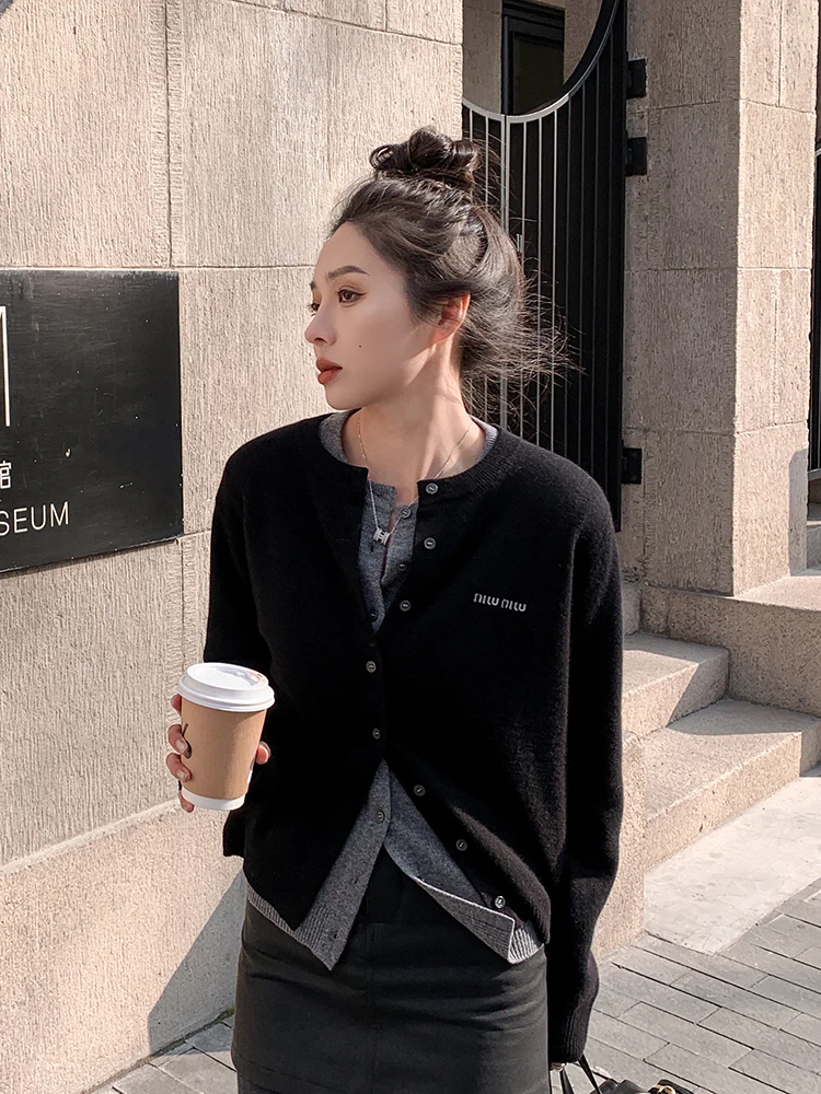 

Women's Slim Fit Knitted Wool Sweater Miu Sle 00% Pure Wool Cardigan Soft Long Sve Button Detail Daily Wear