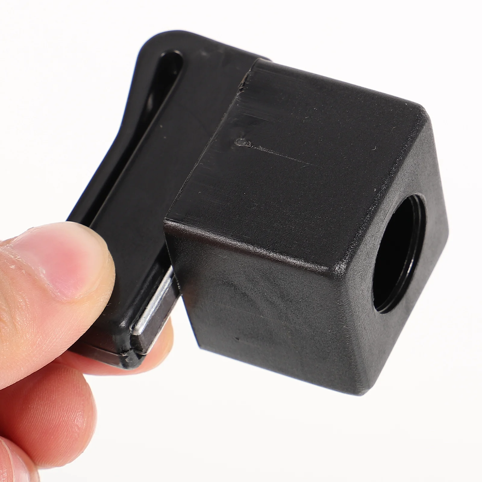 

1Set Snooker Pool Chalk Holder Magnetic Plastic Clamp Shockproof Cue Chalk Case Billiard Accessory Portable Pool Table