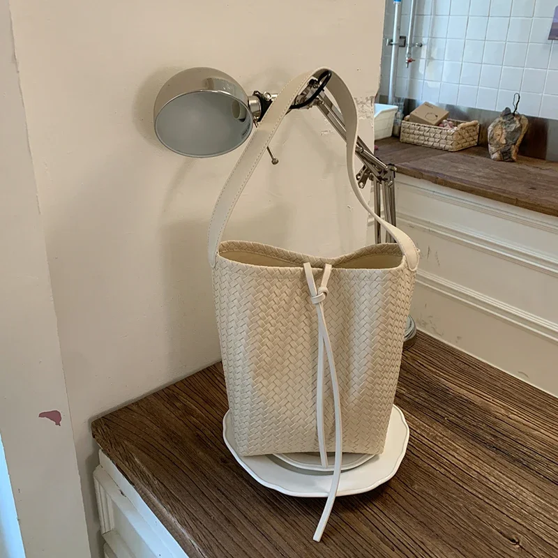 Koreanische Rattan-Geflecht-Unterarmtasche, Damen-Bucket-Tasche, Sommer-Strand-Reisetasche, Russische Trendige Einkaufskorb-Handtasche – Detail 10