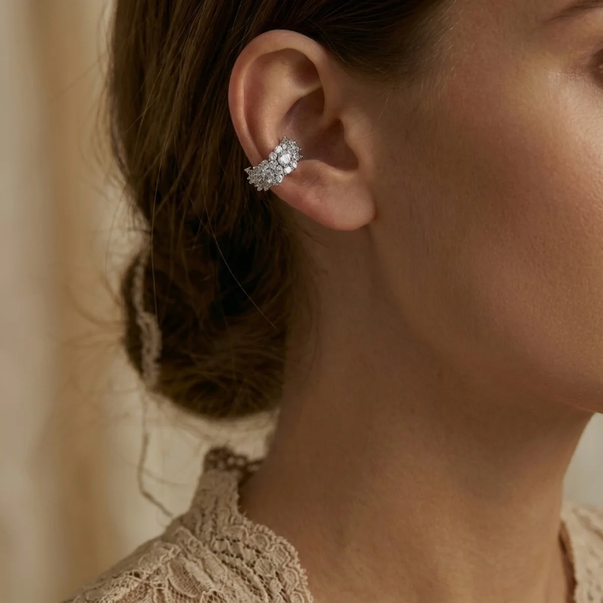 1 Stück Elegante Glänzende Zirkon-Blumen-Ohrklemmen für Damen und Herren Minimalistische Geometrische Blumen-Ohrmanschetten Ohne Piercing Schmuck