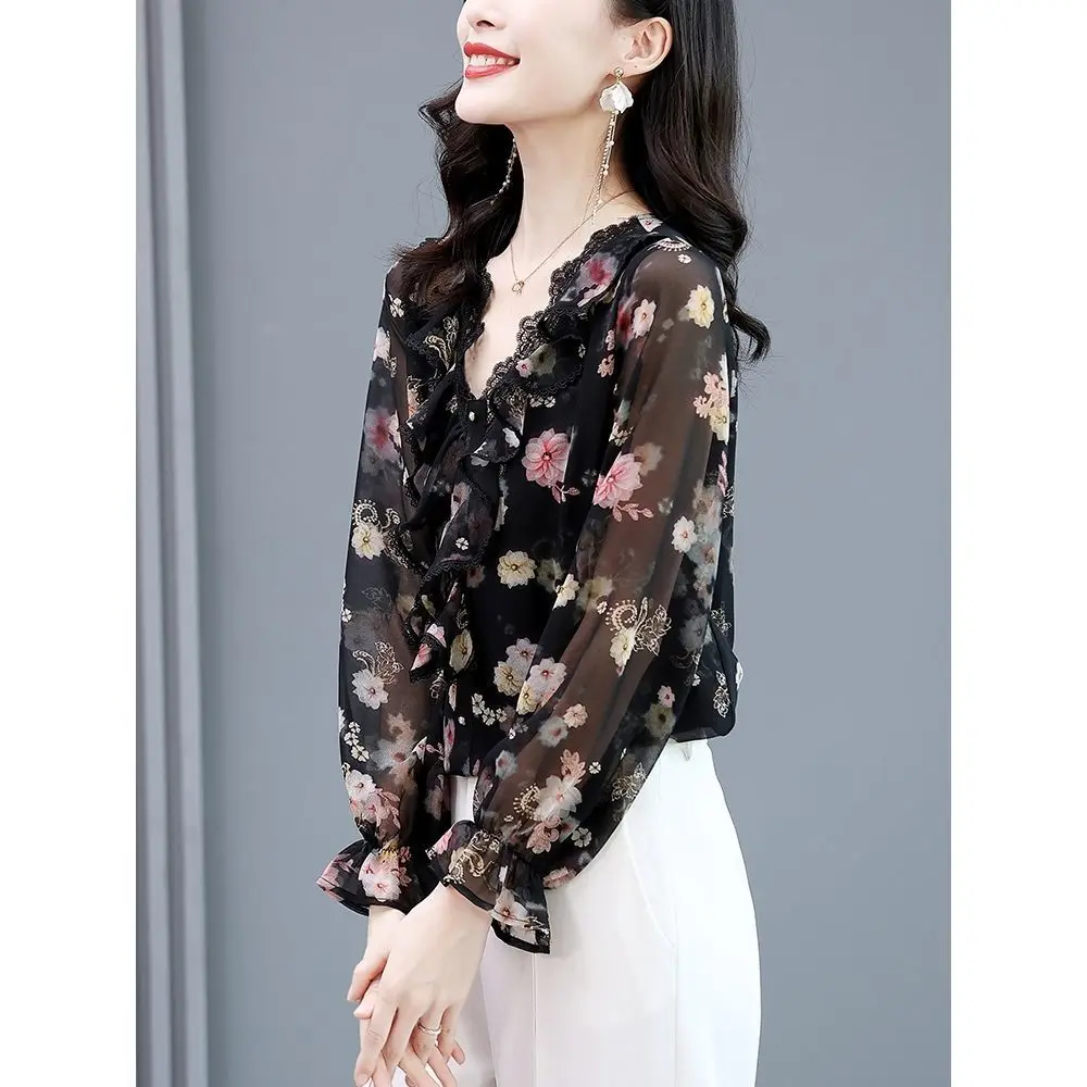 Chiffon Women\'s New Fashionable Age Reducing V-neck Floral Top with Lace Splicing and Gentle French Style