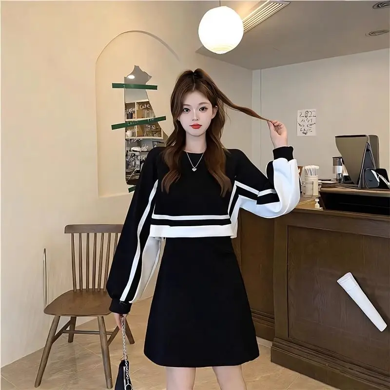 

Корейская версия 2023, осенний новый модный комплект, женский контрастный пуловер с круглым вырезом, обнимающая юбка, повседневный комплект из двух предметов