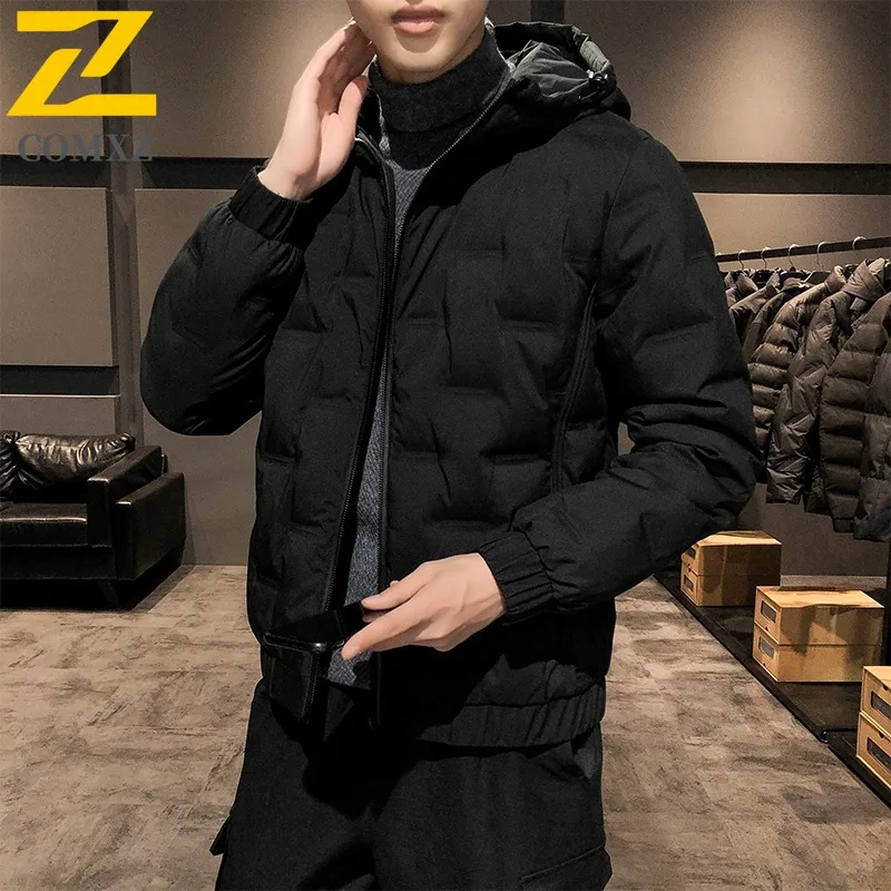 เสื้อโค้ทบุผ้าฝ้าย COMXZ รุ่นปี 2025 สำหรับผู้ชาย แบบมีฮู้ดอเนกประสงค์ เหมาะสำหรับเล่นสกีในหิมะ อุ่นสบาย ดีไซน์เนอร์ ออกแบบมาสำหรับการเดินป่า เสื้อแจ็คเก็ตพัฟเฟอร์ลำลอง สไตล์คนเมือง
