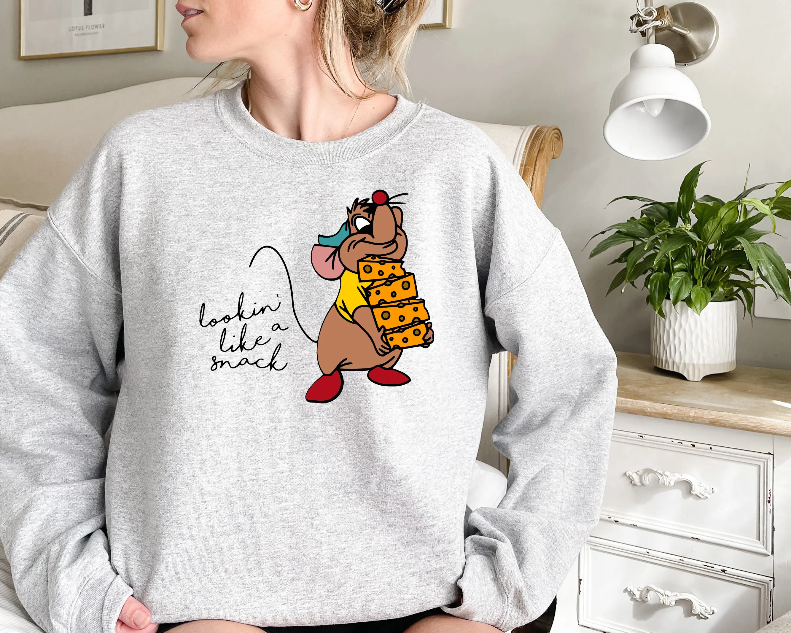 Sehen Sie sich wie ein Snack. Gus Gus Disney Cinderella Sweatshirt, ein Snack-Liebhaber-Maus-Sweatshirt. Neues Herbst-/Winter-Sweatshirt mit Rundhalsausschnitt