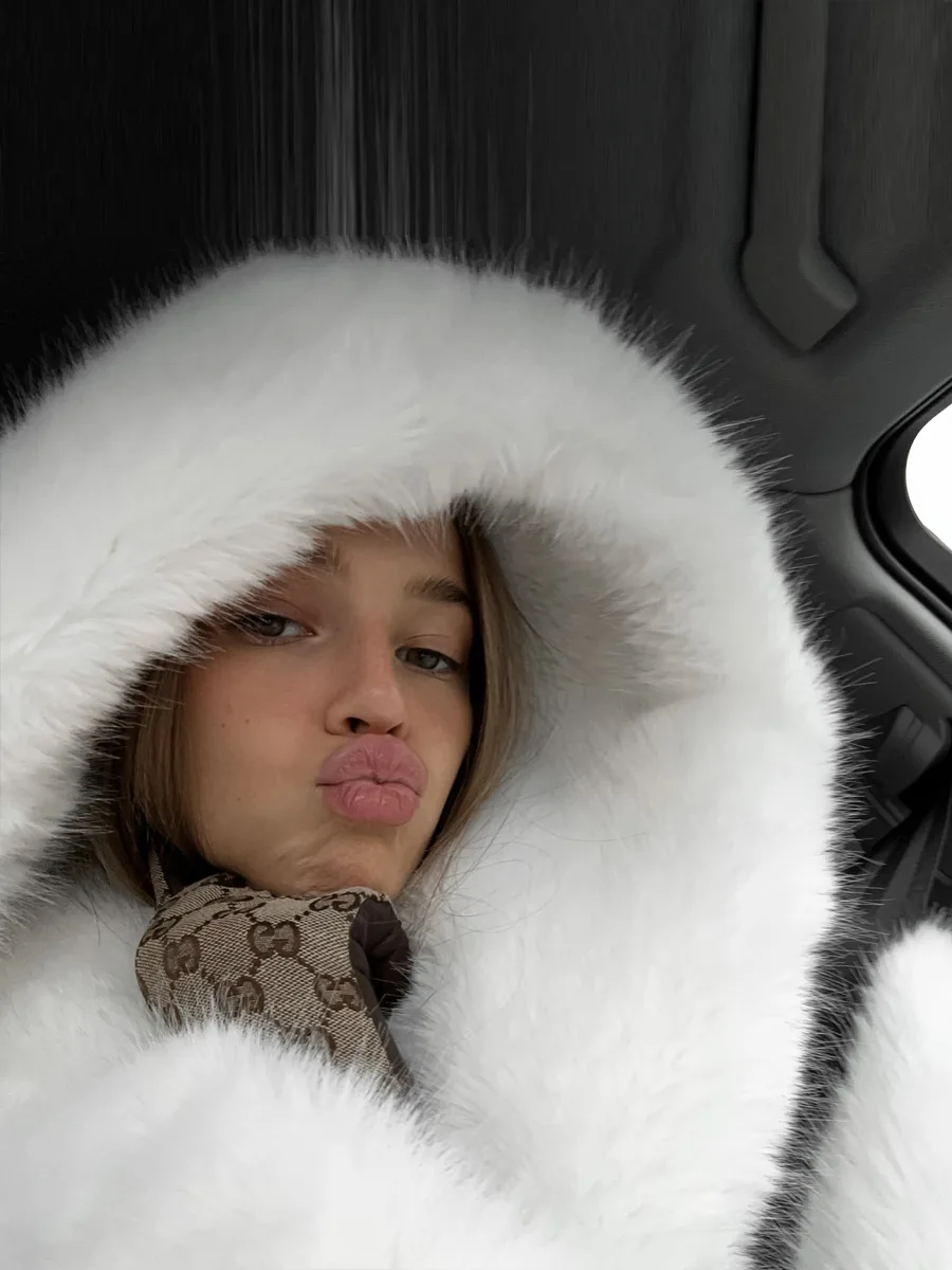 フード付きコート 高級豪華な毛皮のコート 断熱性のある女性用フェイクコート 高品質のファッショナブルな特大アウターウェア