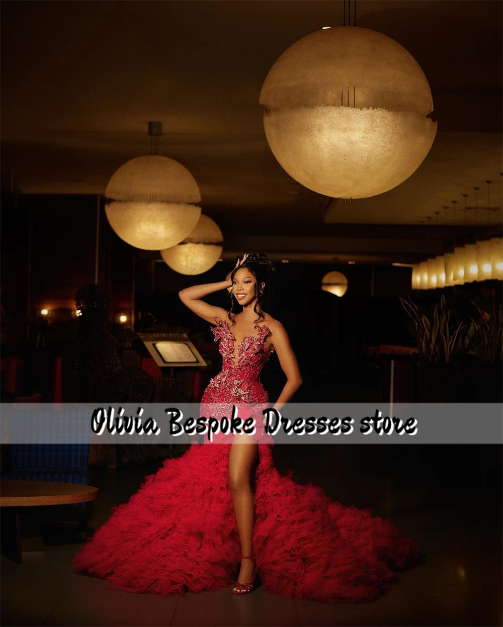 فساتين سهرة فاخرة استثنائية حمراء Aso Ebi 2025 خرز فتحة عالية تول Ruched ذيل أنيق رداء حفلات عيد الميلاد حسب الطلب