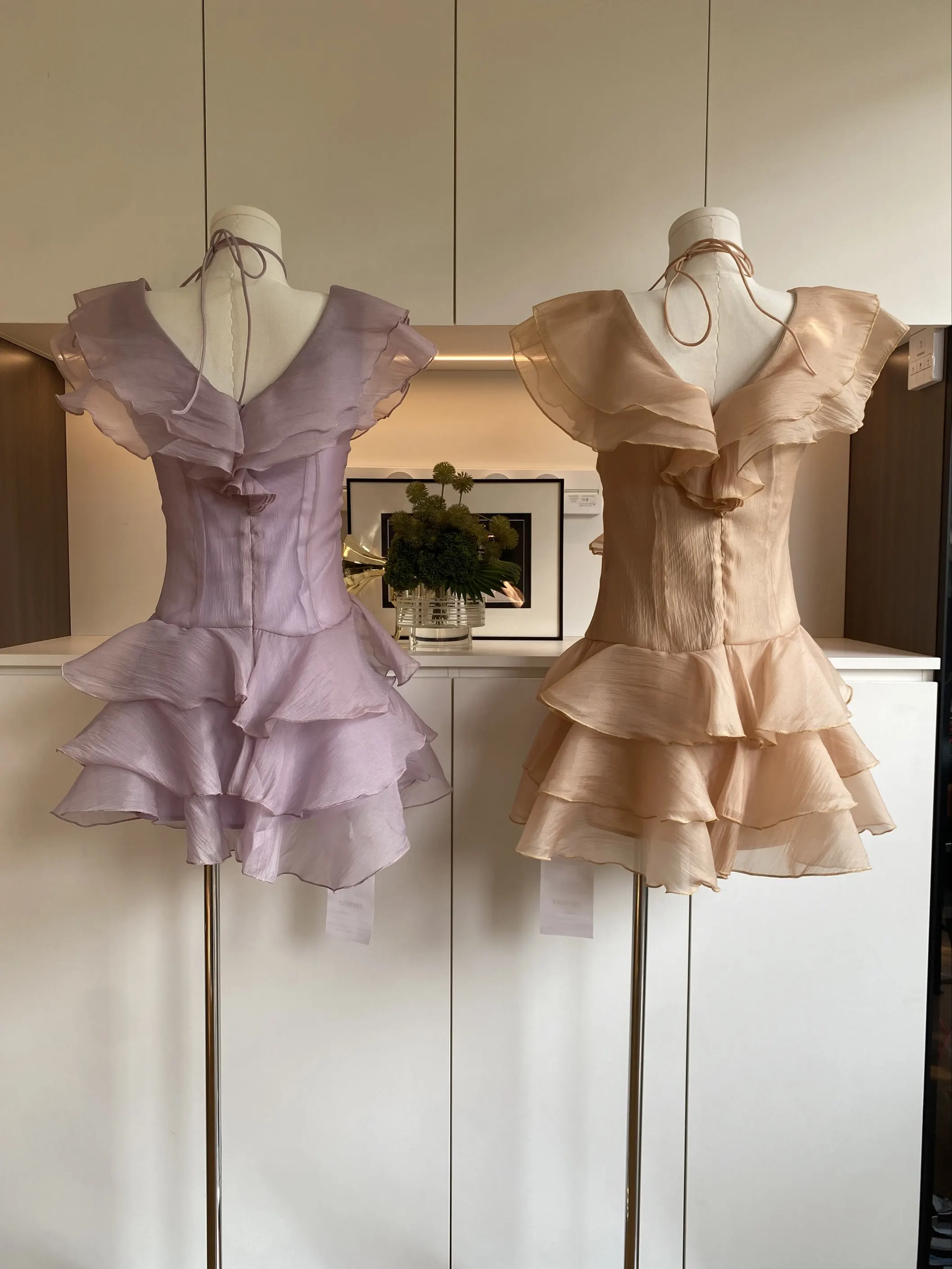 Verão feminino elegante em camadas babados fora do ombro com decote em v mini vestido senhora streetwear férias cor sólida vestido de manga curta