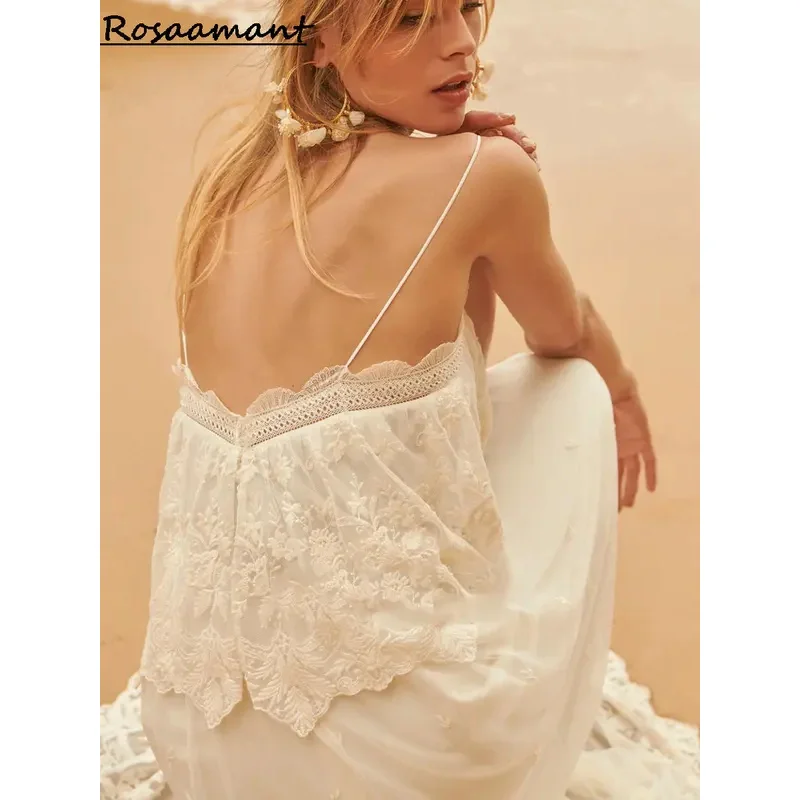 Свадебные платья трапециевидной формы с аппликациями в стиле бохо и кружевными оборками на тонких бретельках без рукавов в стиле кантри