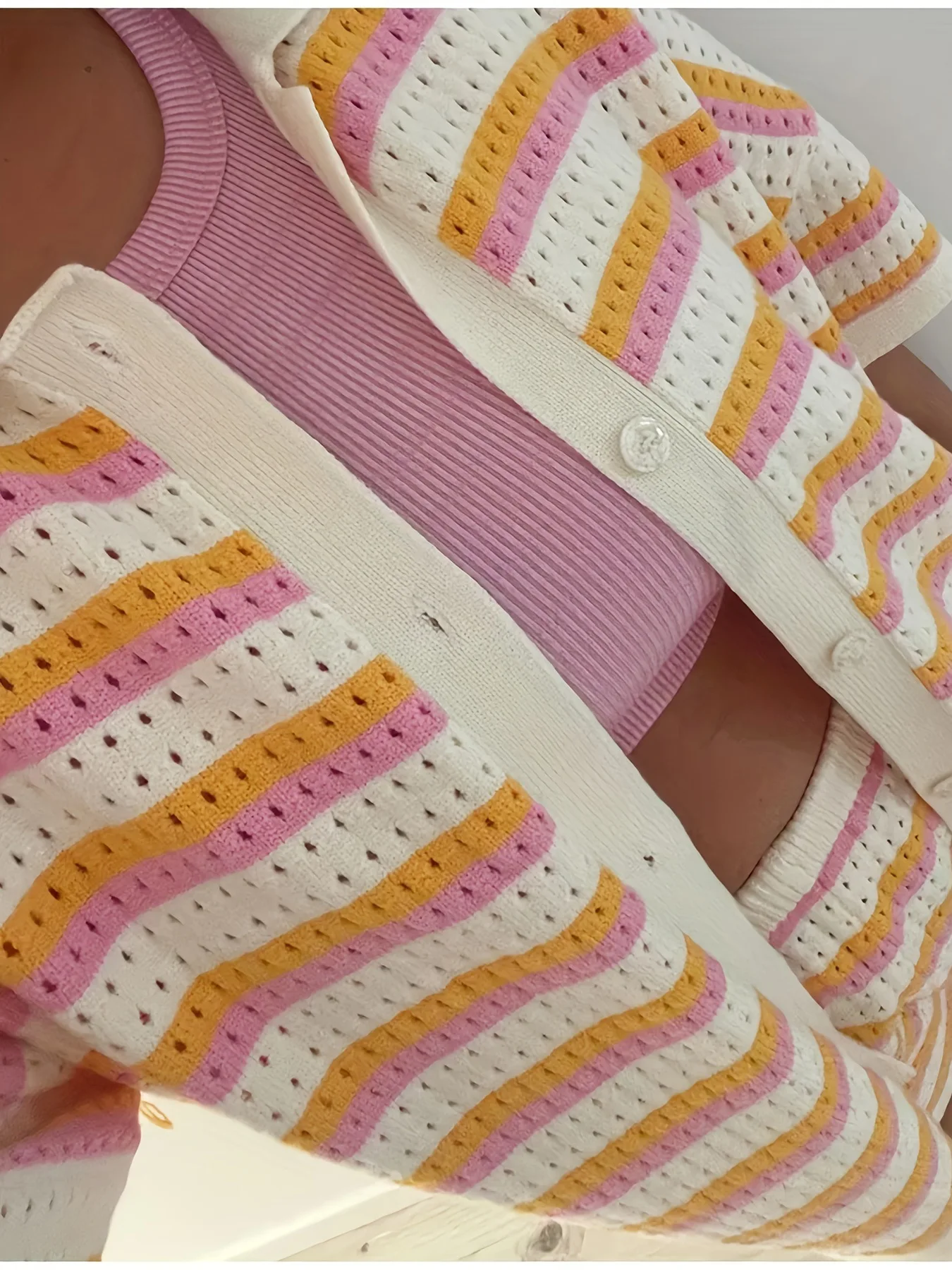 2026 Sommer Gestreiftes Hohlstrick-Set für Damen: Bluse mit Revers und kurzen Ärmeln & Lässige Loose-Shorts für Urlaub & Alltag – Detail 6
