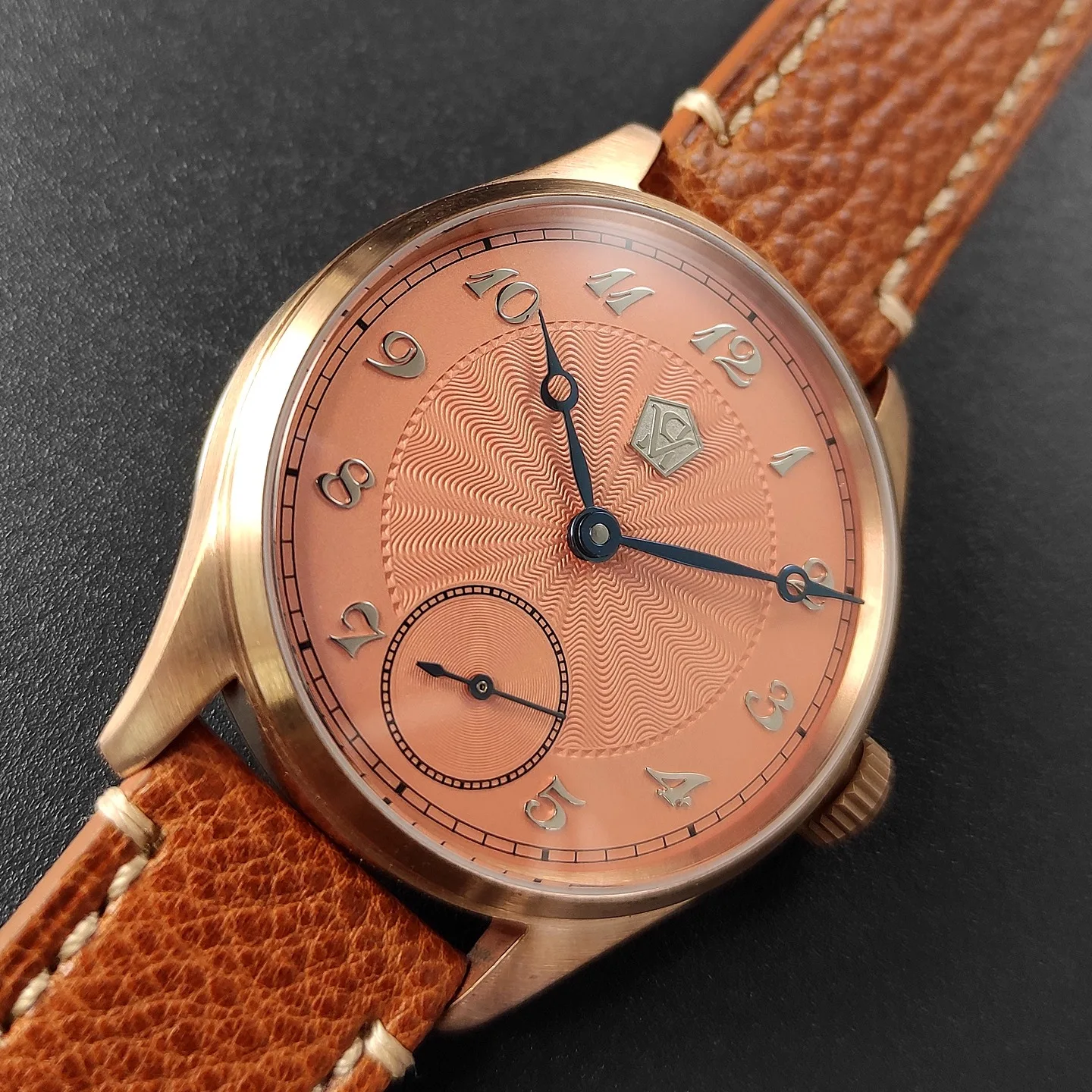 Reloj mecánico manual para hombre de 40 mm en bronce estaño con esfera grabada, tachuelas plateadas 3D, manecillas azul calor, gaviota ST3621 Jones Swor