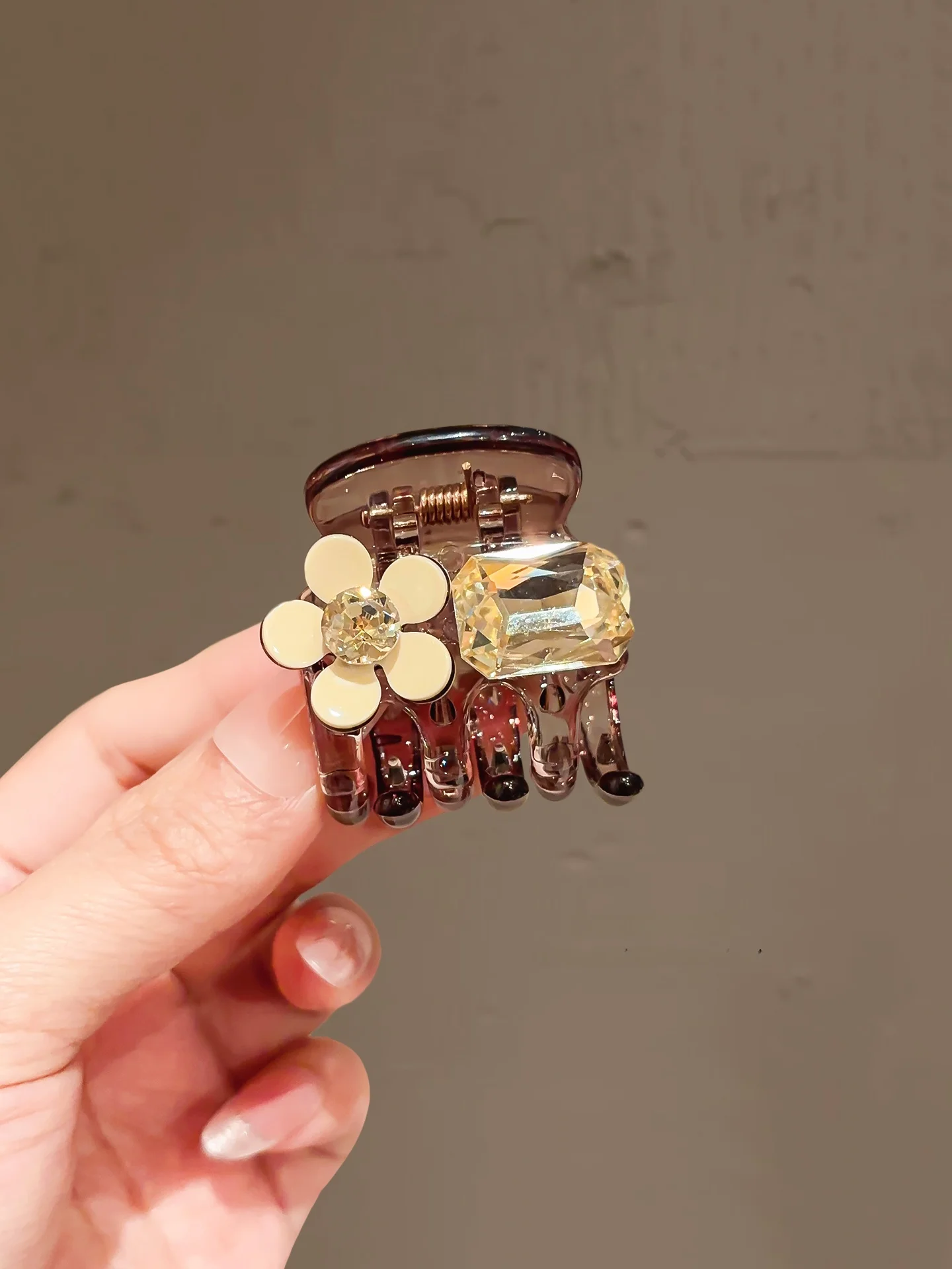 presilha-de-cabelo-elegante-em-formato-de-flor-com-diamantes-de-Agua-tamanho-pequeno-para-mulheres-rabo-de-cavalo-alto-pr