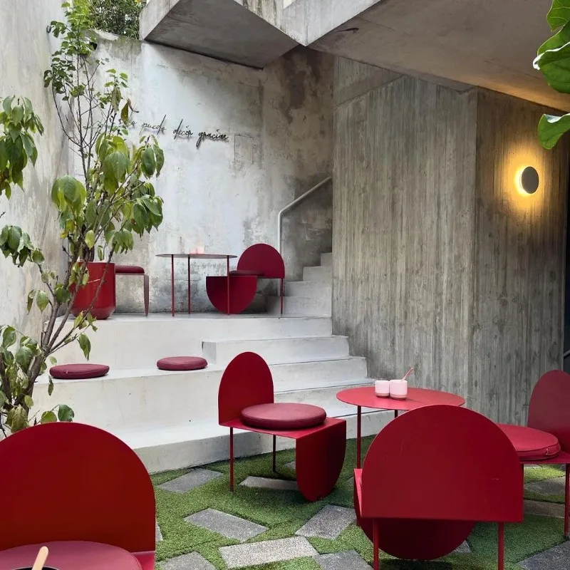Red semicircular wrought iron retro industrial style outdoor cafe baking shop milk tea outdoor dining table and chair set