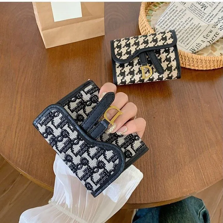 قطعة واحدة من حامل بطاقات بتصميم حرف D بنمط فحص أنيق ومحفظة قصيرة أنيقة للنساء والفتيات #1