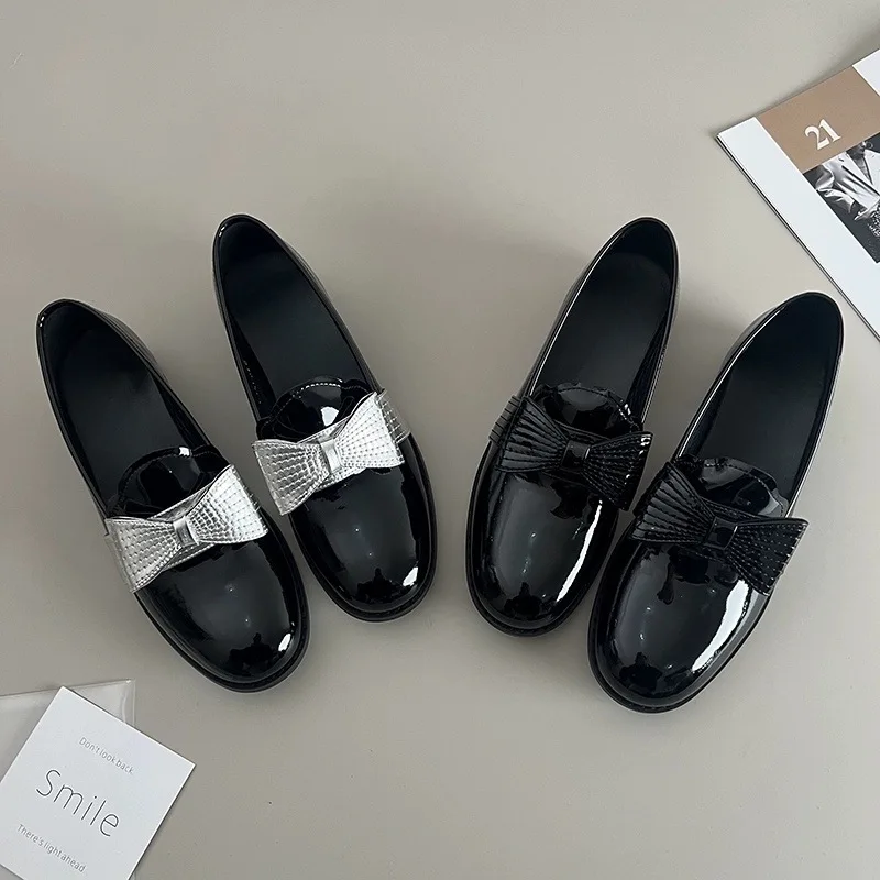 

Женские весенние новые черные туфли на плоской подошве, модные универсальные женские лоферы без шнуровки, 2025 г., элегантные женские кожаные туфли для выступлений