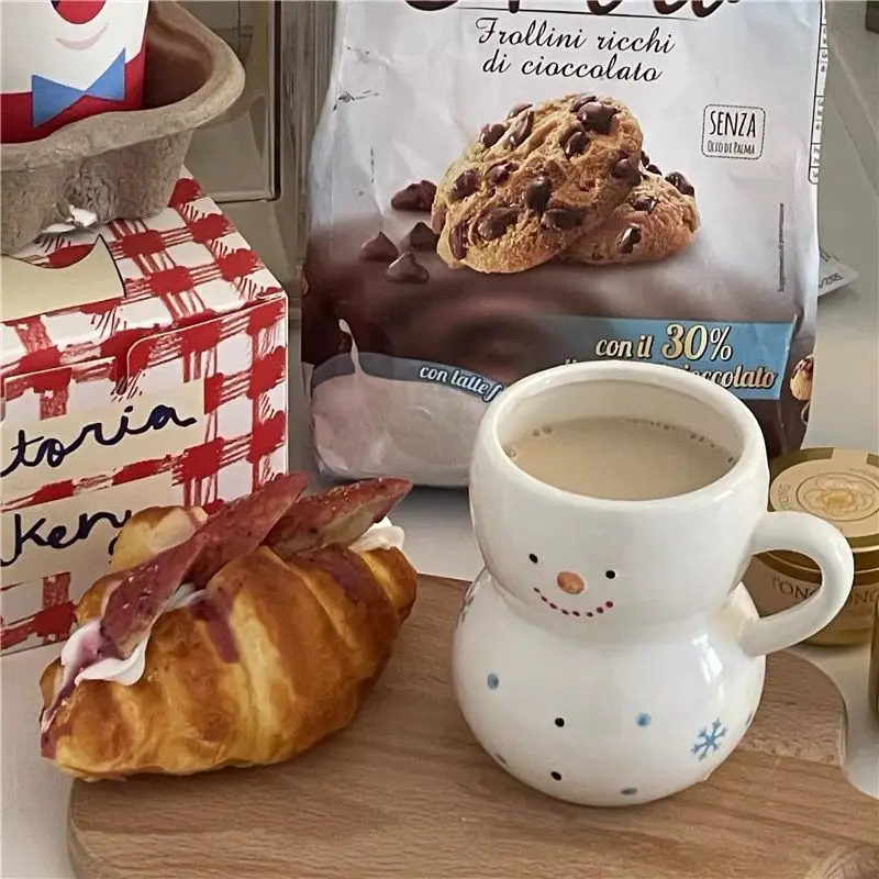 Large Capacity Cute and Chubby Snowman Shaped Ceramic Mug Water Cup Suitable for Home Kitchen Decoration and Gift Giving