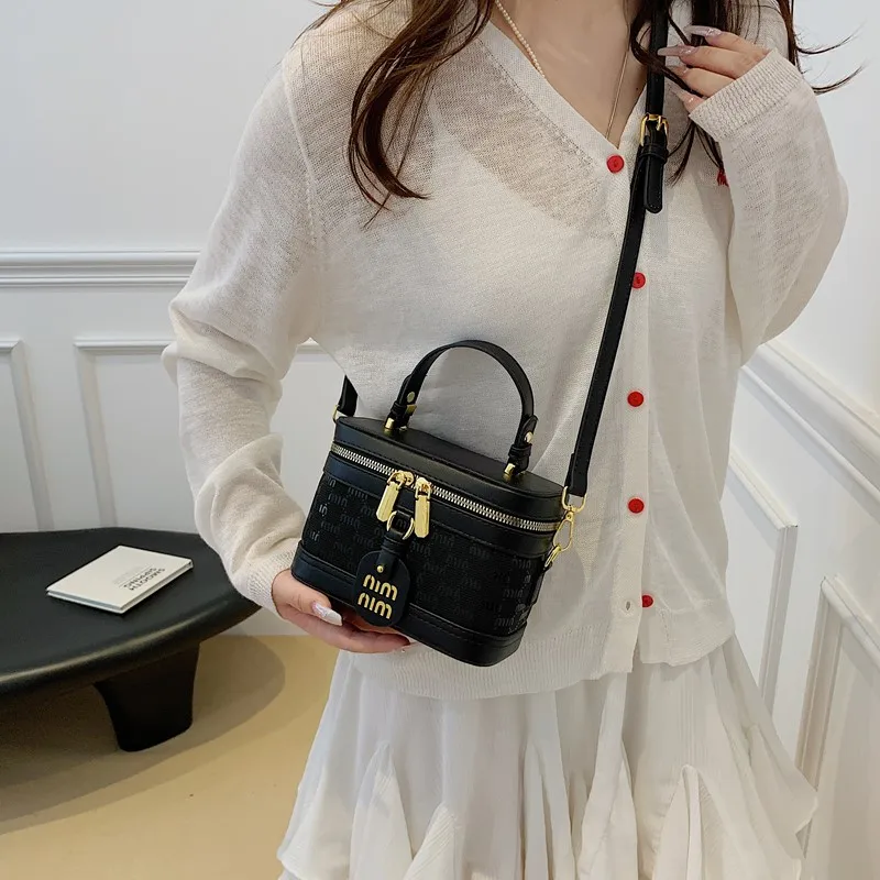 

Classic Designer Messenger Purse With Crossbody Strap For Women Featuring Large Capacity And Solid Color Luxury Finish