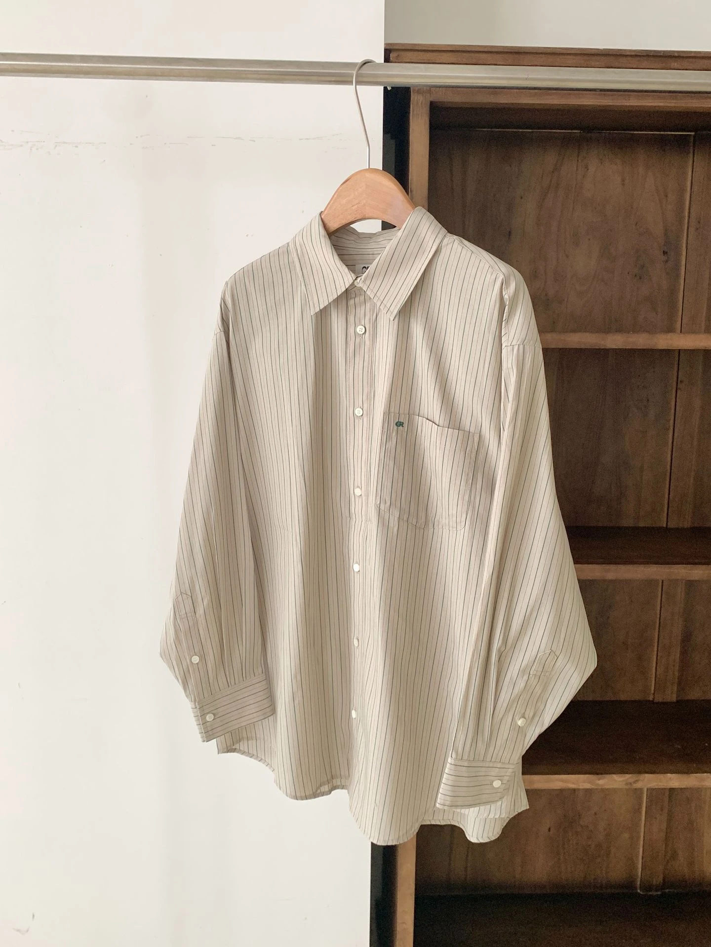 Luźna, codzienna koszula w paski z nieregularnymi guzikami, do warstwowego noszenia, uniwersalna, PREON, do pracy, damska, bawełniana, długa, dojazdy do pracy, elegancka.