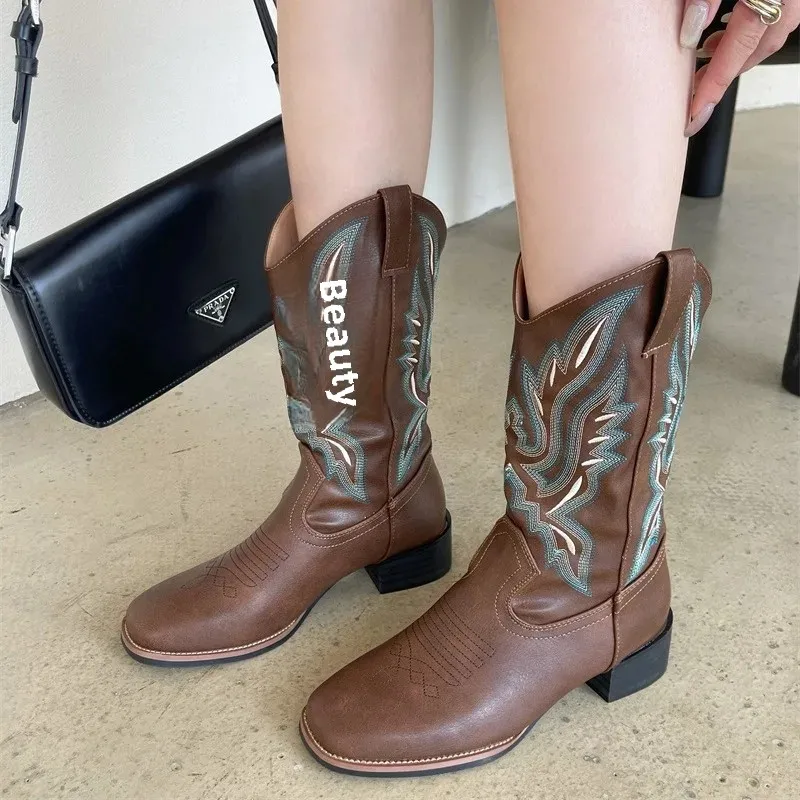 Damskie kowbojki motocyklowe z haftem, retro, kwadratowy nosek, buty do połowy łydki, buty na Halloween, karnawał, cosplay, 2025