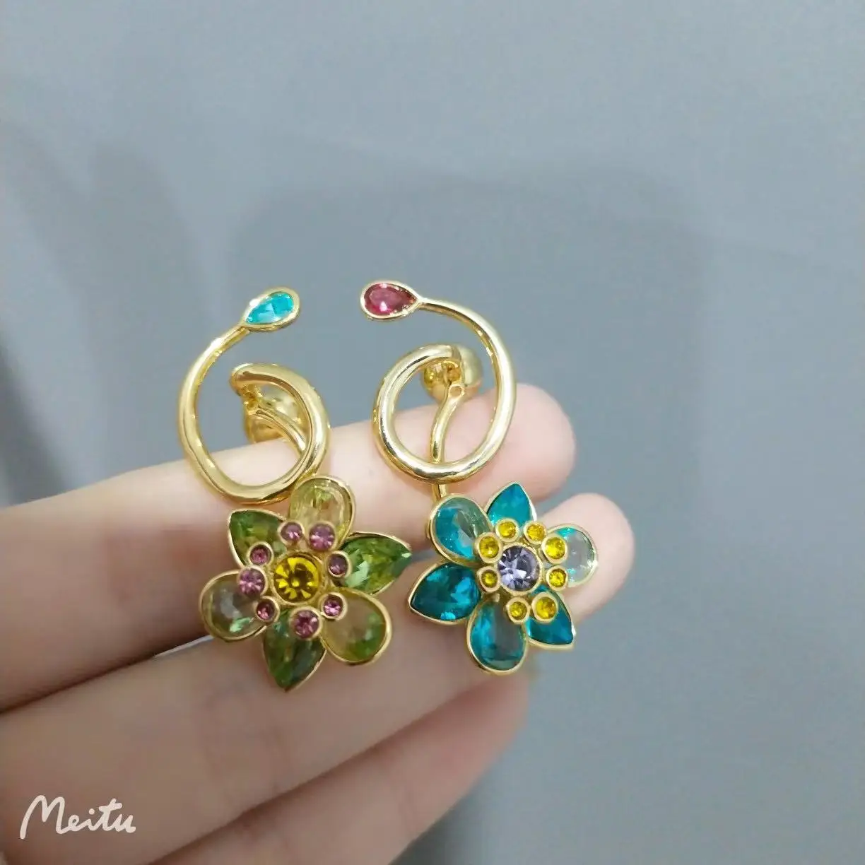 

Light luxury and high-end design, exquisite and fashionable AB color flower earrings.