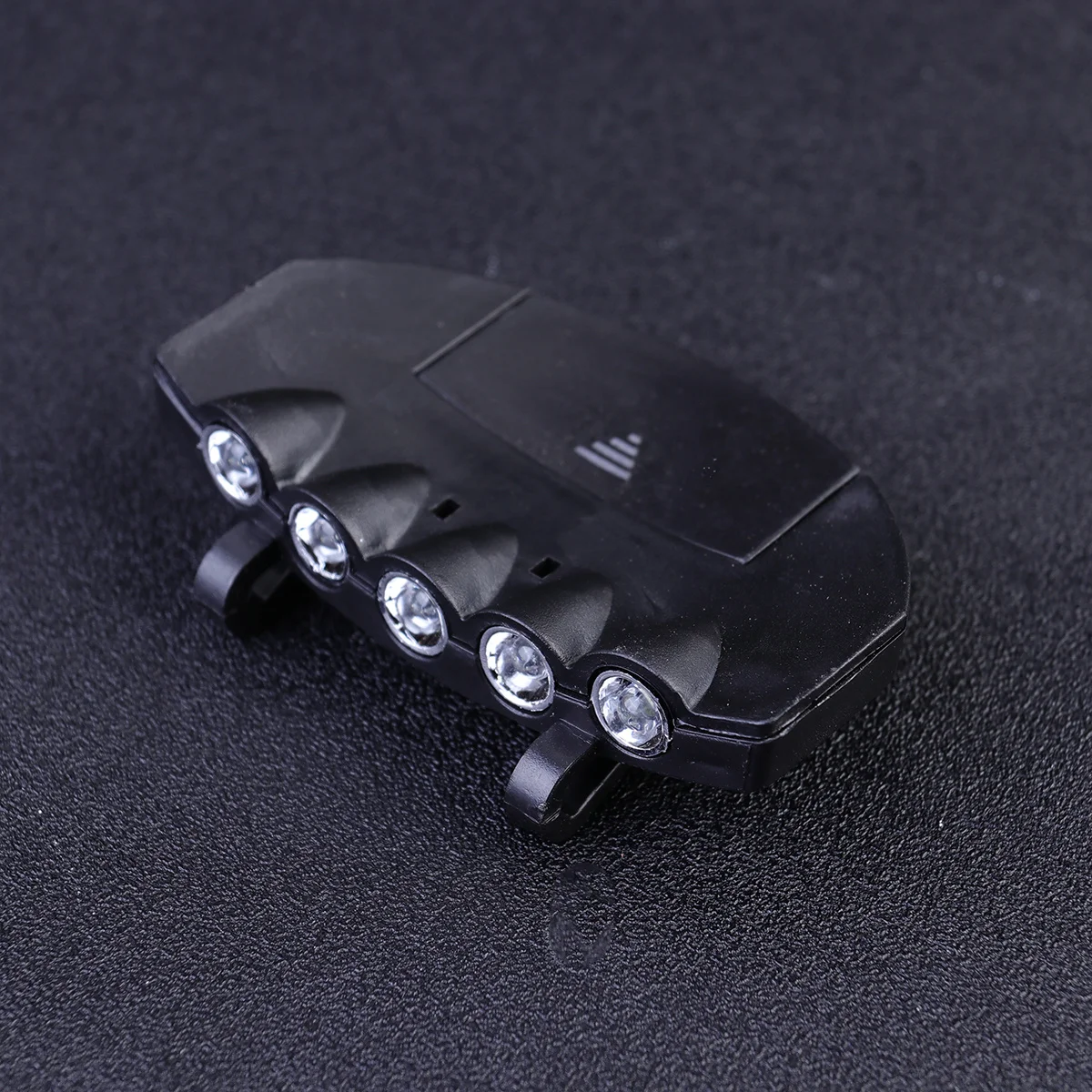 2 قطعة مشبك LED على القبعة الخفيفة للتخييم والمشي لمسافات طويلة والسفر وصيد الأسماك بطاريتين متضمنة عمر 100000 ساعة