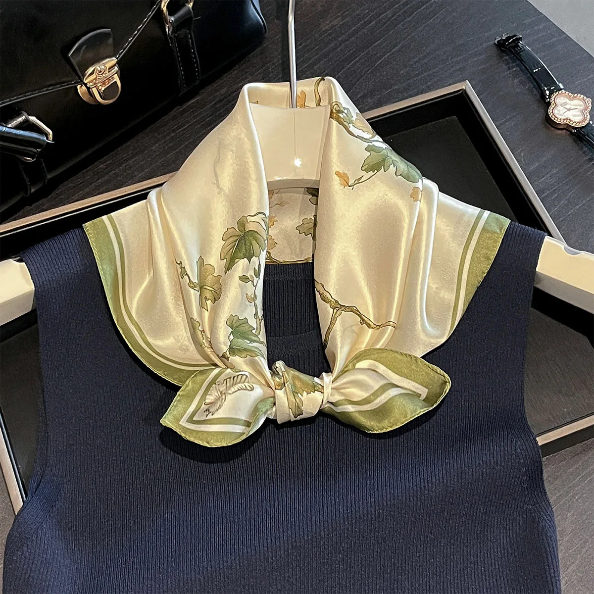 2025 العلامة التجارية الفاخرة الأوشحة للنساء شال طباعة الحرير الساتان الحجاب وشاح الإناث باندانا 53*53 سنتيمتر ساحة شالات وشاح للسيدات
