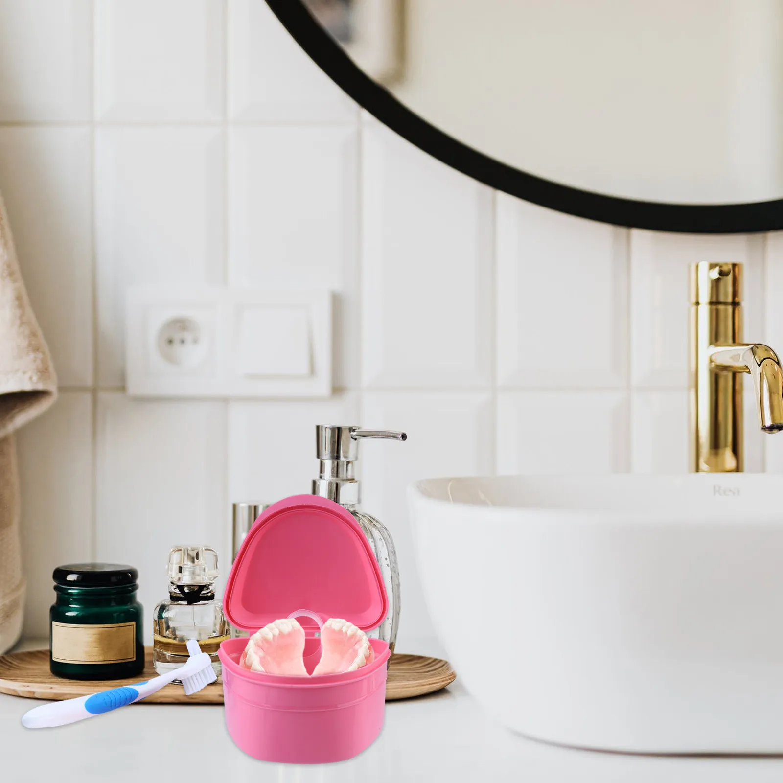 

Пластиковый контейнер для хранения зубных протезов с щеткой-сеткой, для чистки протезов, для путешествий и гигиены на открытом воздухе