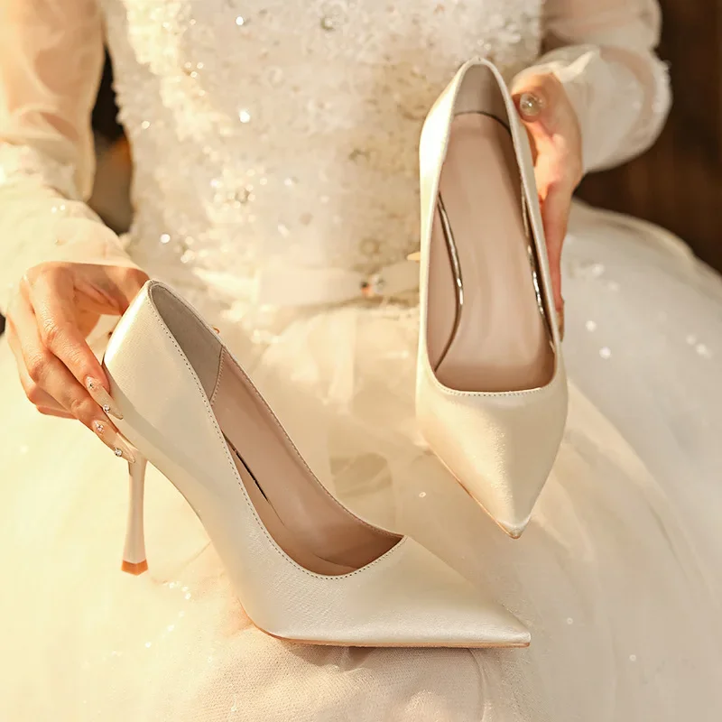 

Размер 30–44, атласные женские белые свадебные туфли на шпильке с острым носком, однотонные туфли для подружек невесты, офисная рабочая обувь