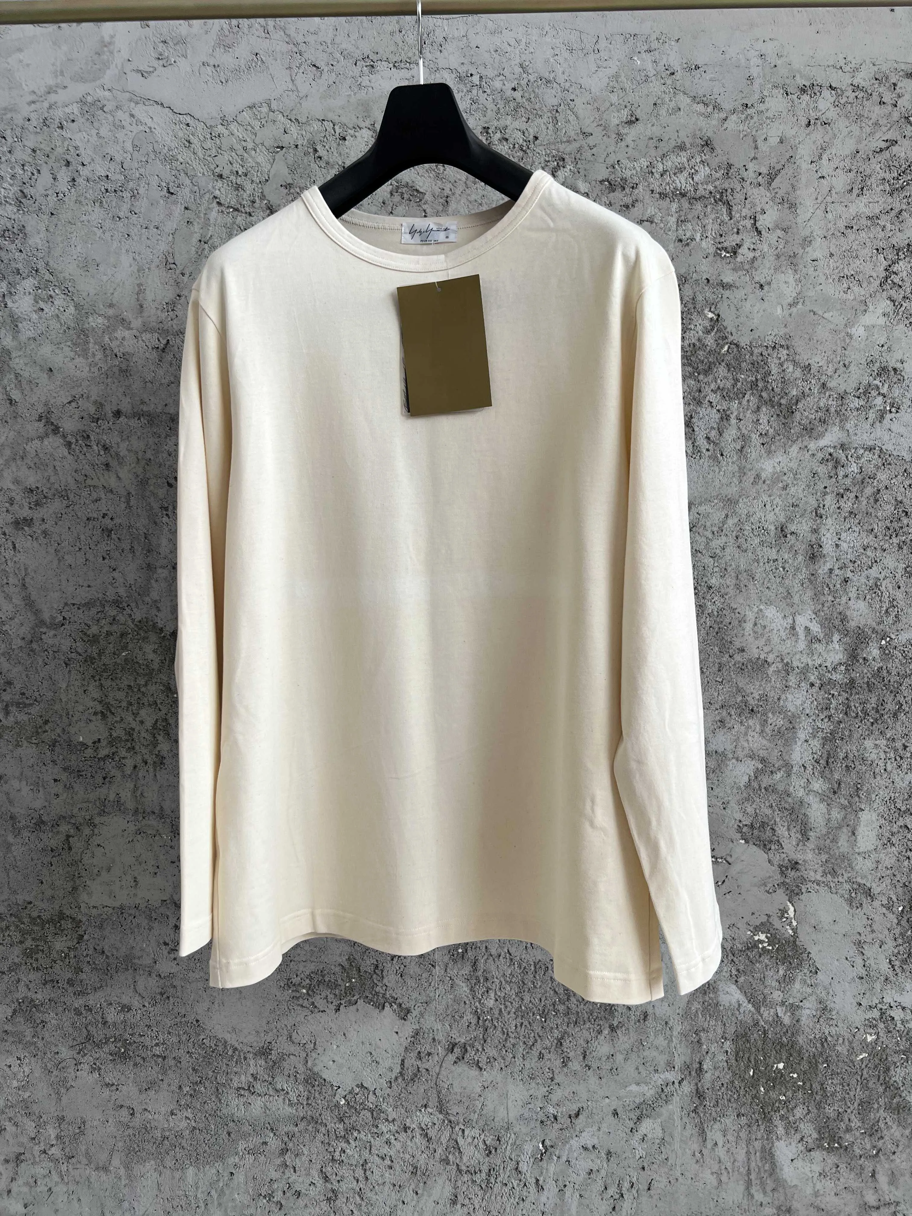 

A Japanese oil painting portrait printed pure cotton casual painter hoodie with a literary and artistic style