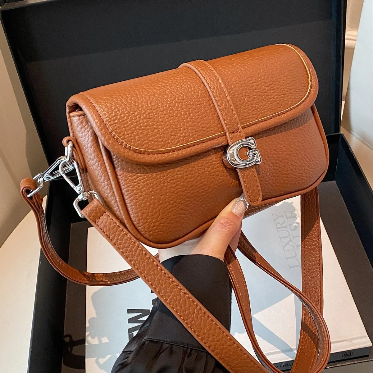 

​ ​ Маленькая квадратная сумка через плечо, новинка 2023 года для женщин, легкая сумка через плечо большой вместимости, повседневная универсальная сумка для ежедневного использования