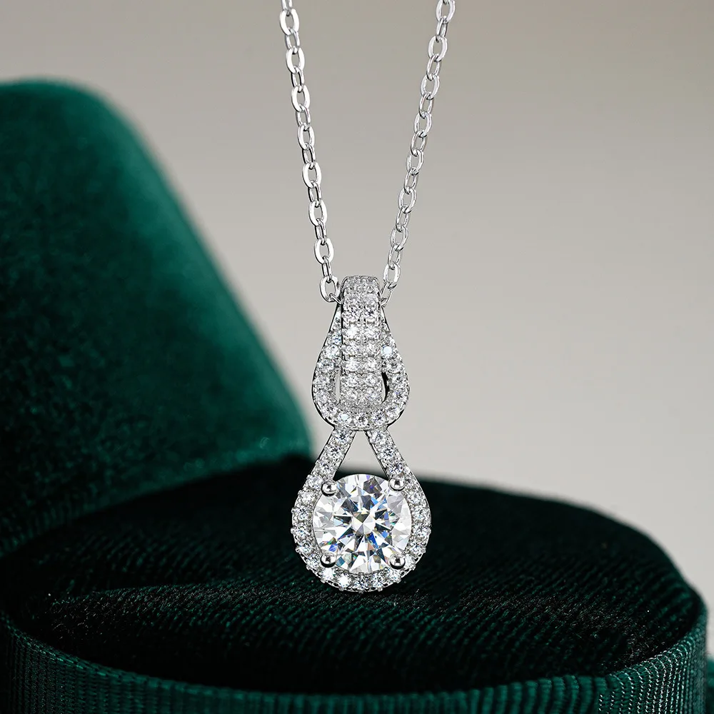 18K Gold Pendant, 1 Carat Moissanite Necklace Pendant, Women's Classic Ring Interlocking Platinum PT950 Diamond Collarbone Chain