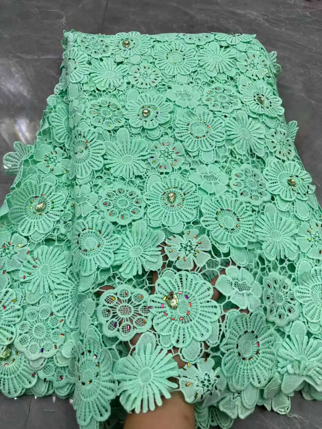 

Элитное зеленое африканское гипюровое кружево со стразами 2026: высококачественное водорастворимое кружево для нигерийских праздничных платьев и шитья