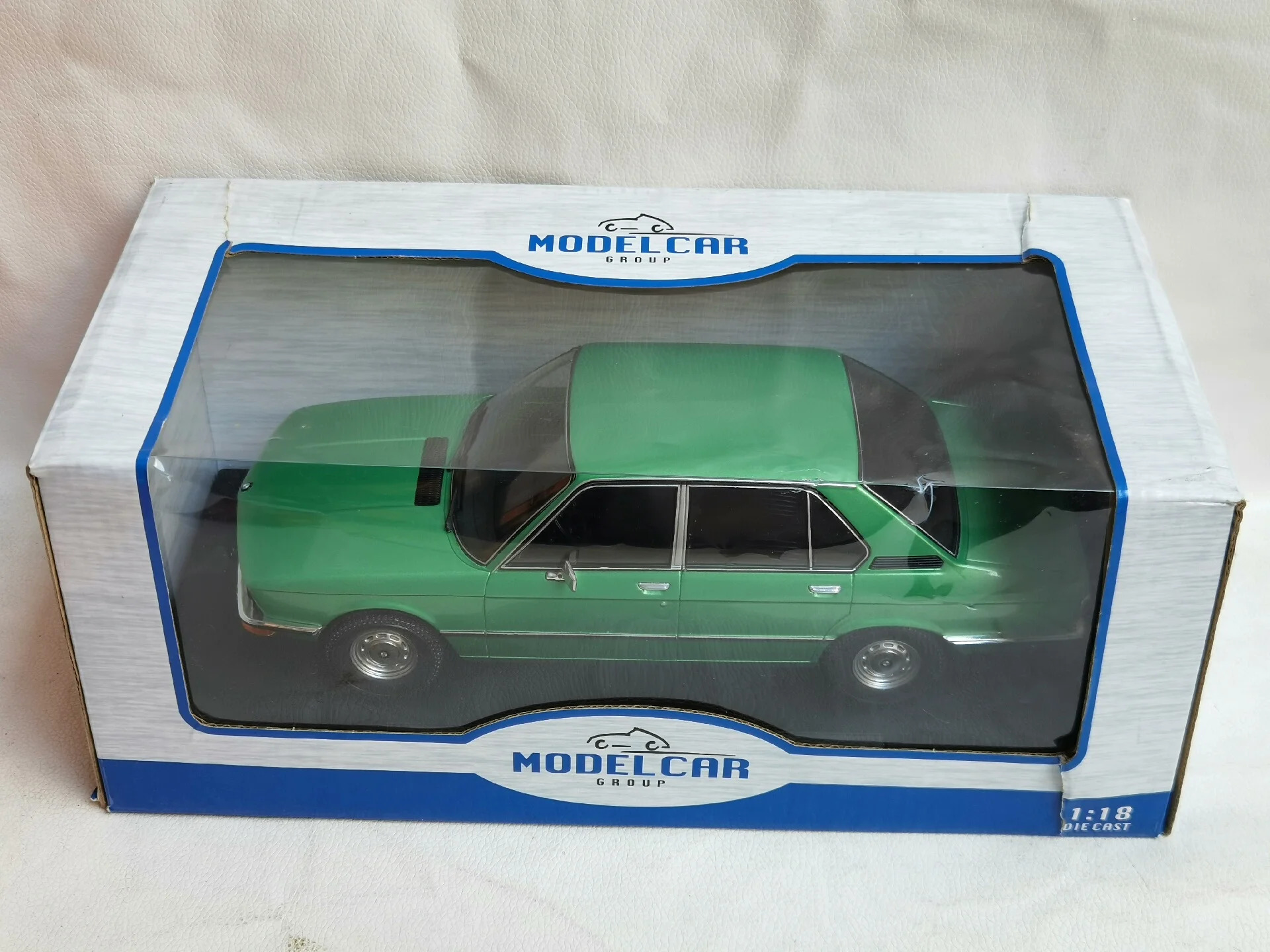 Modelo de coche de aleación BMW MCG 1/18 escala BMW 5 SERIES E12 1974 BMW