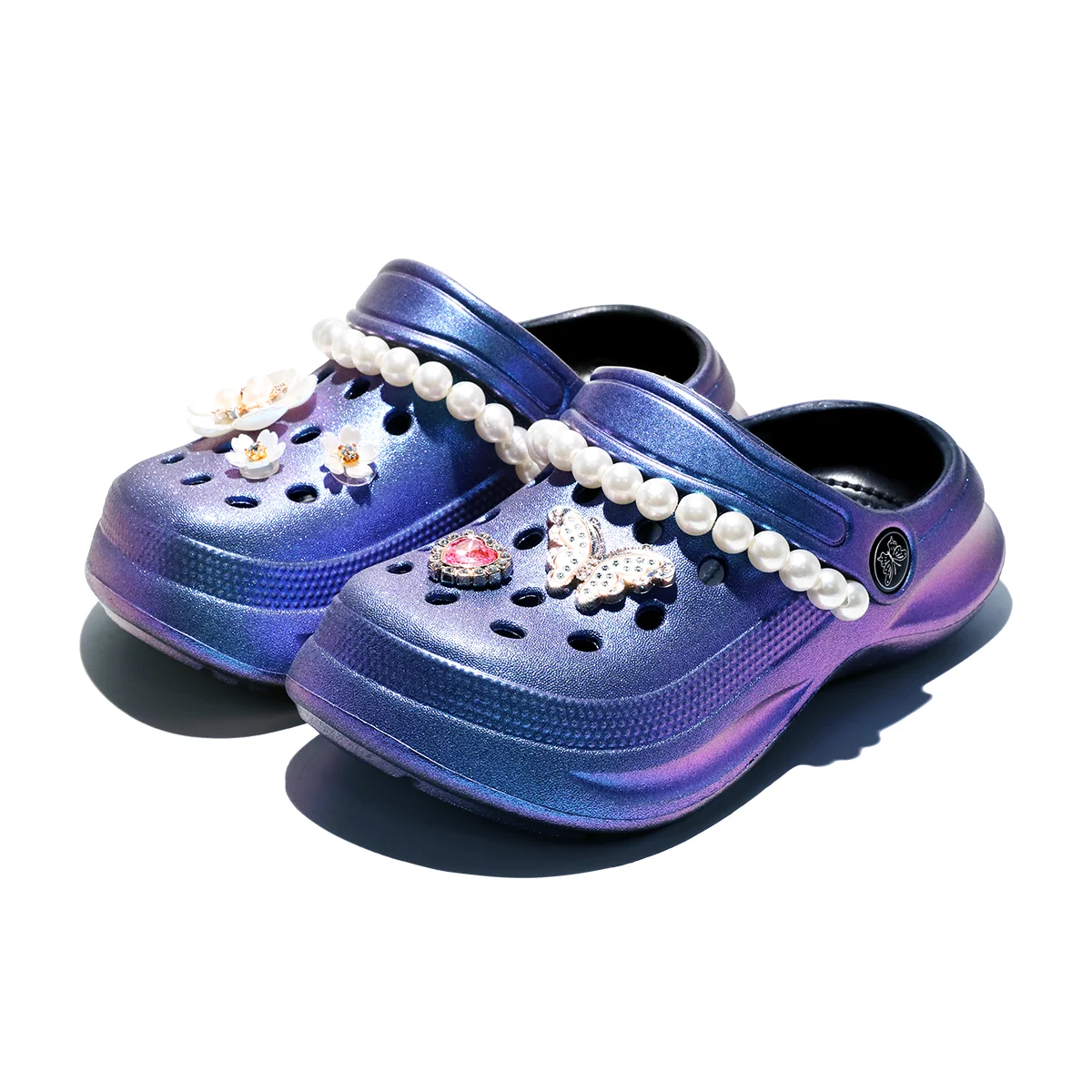 Kinder Slip-On Clogs und Pantoletten - Atmungsaktive, Wasserdichte EVA-Gartenschuhe mit Dekorativer Kette für Strand und Alltag 168 – Detail 6