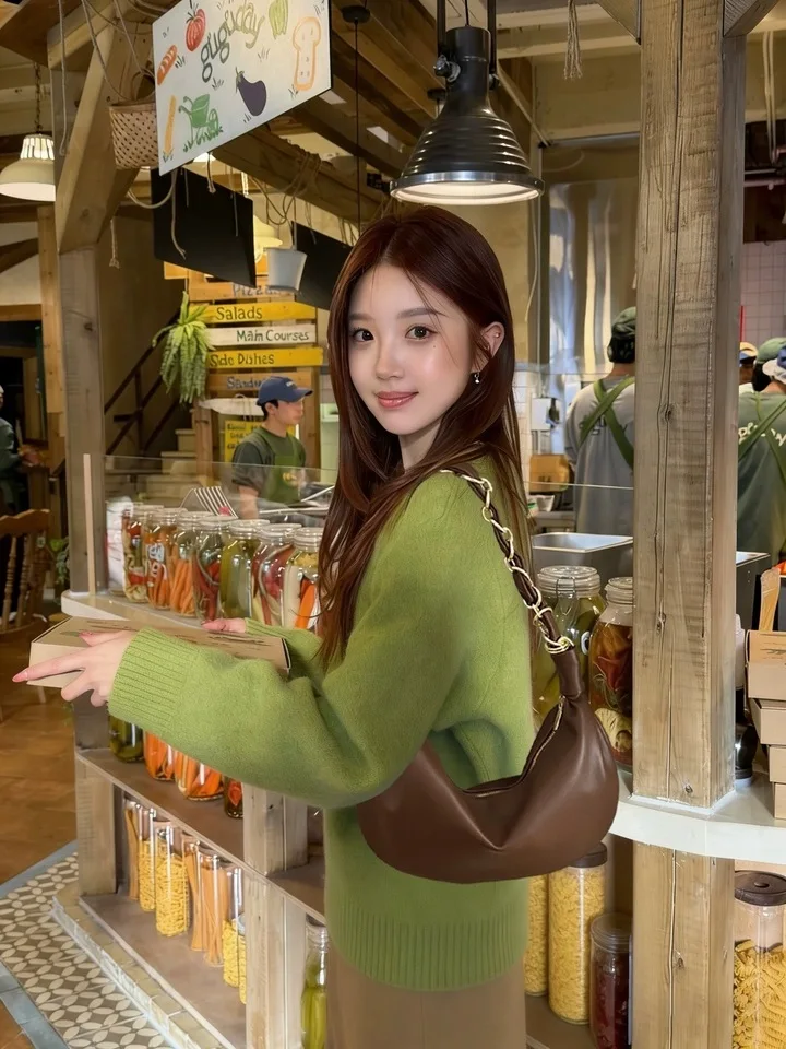 

2026 Vintage Horn-Shaped Handbag Soft Leather Premium Biker Chic Style Large Capacity Women's Underarm Casual Shoulder Bag