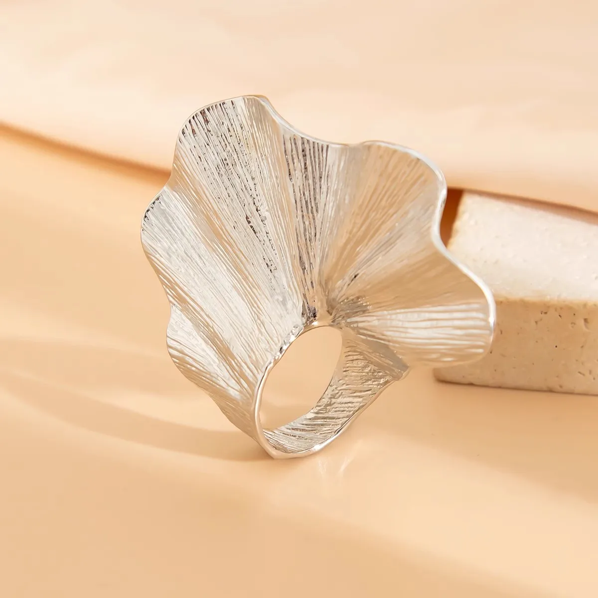 anillo delicado Metal irregular fan ring for women exaggerated simple fashionable exquisite girl jewelry  livraison gratuit