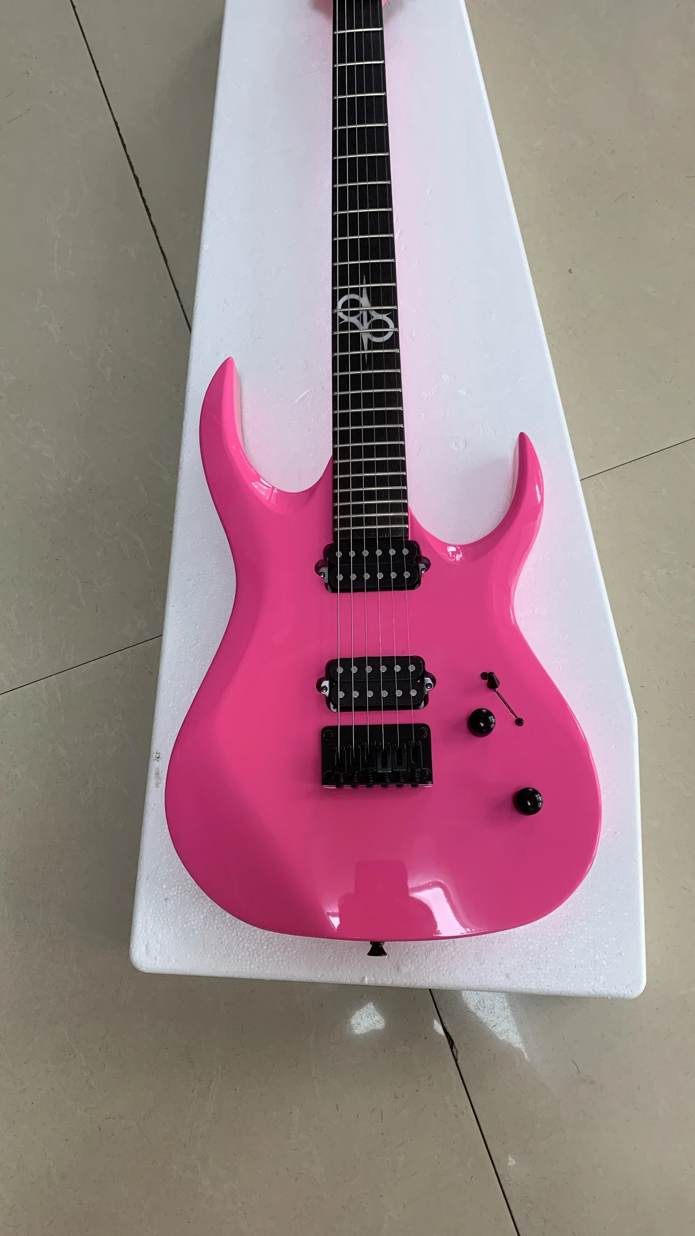 

Made in China new 6-string electric guitar, pink body, double pickup, support for customization, free shipping