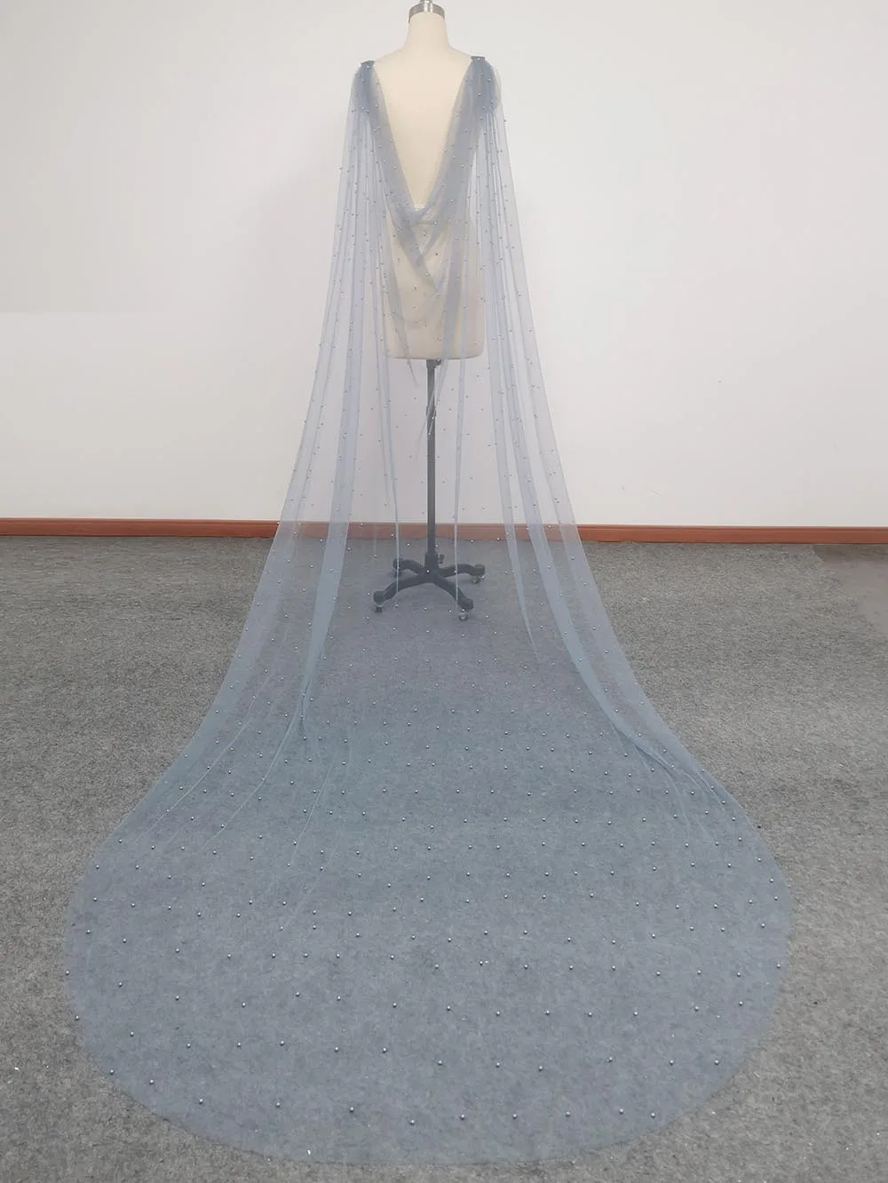 Customized Light Gray Blue Pearls Wedding Cape Romantic 3 Meters Long Shoulder Veil with Pins Bridal Bolero Wedding Accessories