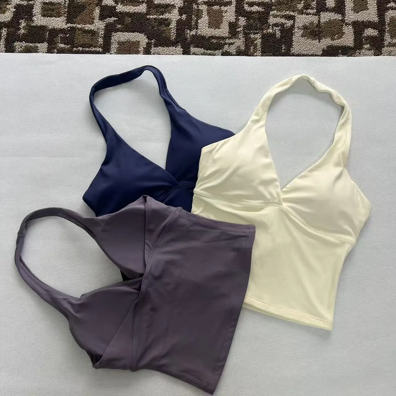 New color series V-neck cross-necklace padded sports bra for women, quick-drying, suitable for exercise and fitness.