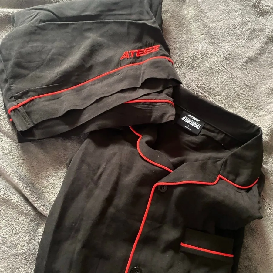 ชุดนอน KPOP ATEEZ in Your Fantasy 2025 World Tour น่ารัก เสื้อแขนสั้นติดกระดุมปกเสื้อและกางเกงขาสั้นเอวยางยืด ชุดนอนผู้หญิง